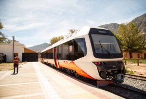 train solaire de la quebrada de humahuaca dans une gare