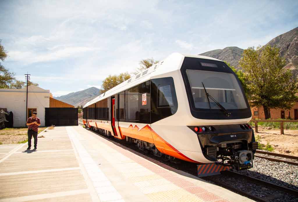 train solaire de la quebrada de humahuaca dans une gare