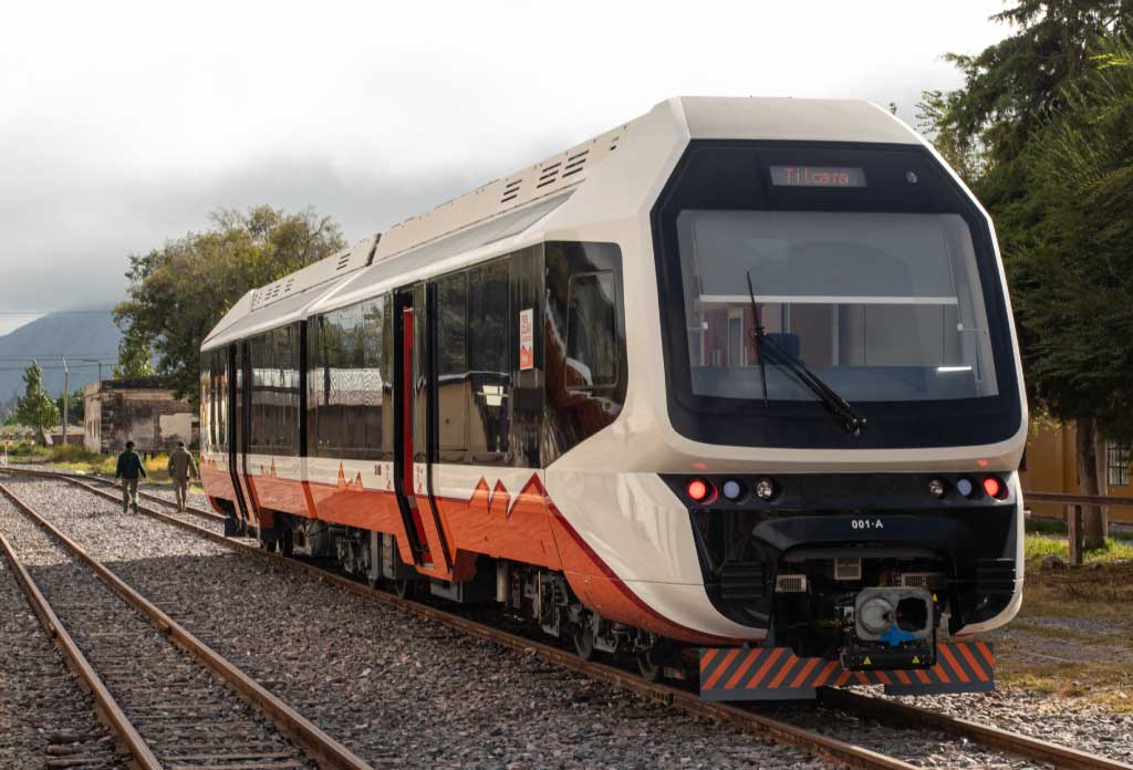 train solaire de la quebrada de humahuaca dans une gare