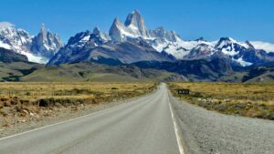 route pour aller de el calafate a el chalten. Les montagnes sont derriere la route