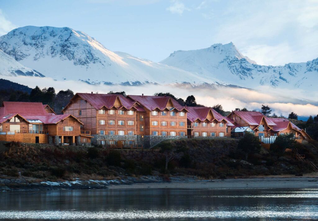 facade de l'hotel Caquenes au bord du canal Beagle