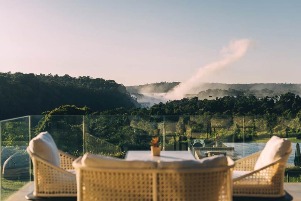 Deux fauteuils avec les chutes d'eau en arrière-plan. Hotel Melia Iguazu qui fait partie de l'article Ou dormir aux chutes d'Iguazu